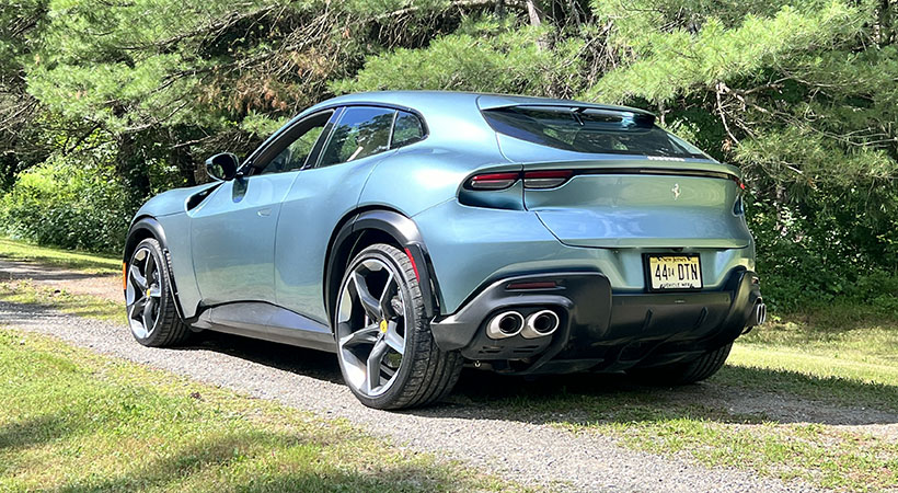 La sección posterior es ancha, musculosa y en la parte baja sobresalen los cuatro tubos de escape a través de los cuales el motor V12 eja escuchar su rugido. Foto: Marcos Bureau