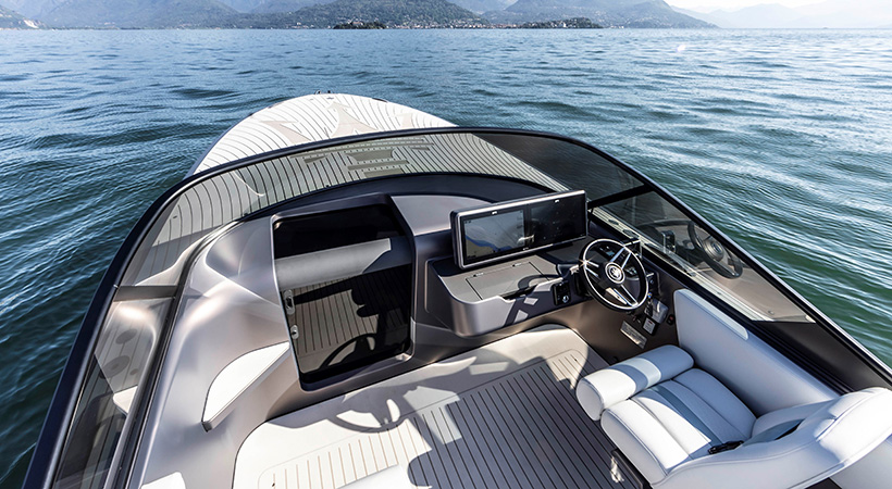 Los pasajeros pueden disfrutar de una terraza para tomar el sol junto a una zona de baño con ducha y escalera para nadar. Foto: Maserati