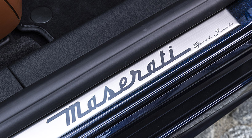 La placa del umn ral de la puerta del Quattroporter. Foto: Maserati