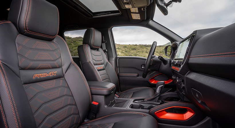 Todas las versiones ahora cuentan con un volante ajustable en inclinación y telescópico, y una ventana trasera deslizante. Foto: Nissan