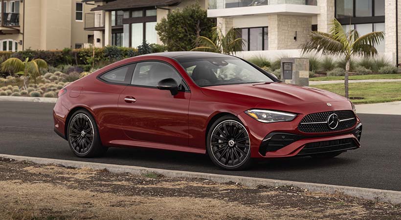 Visto desde fuera se nota la amplia distancia entre ejes, con un voladizo frontal corto, levemente inclinado y conocido como ‘nariz de tiburón’. Foto: Mercedes.Benz