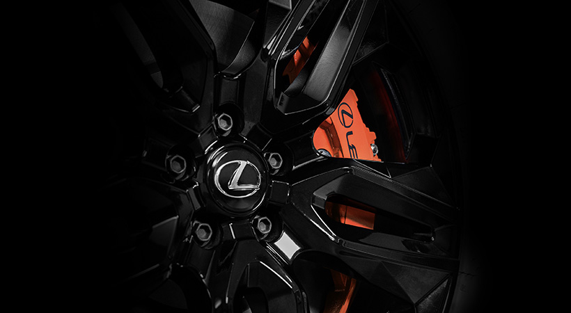 Detrás de los rines negros se aprecian las pinzas de freno en color naranja. Foto: Lexus