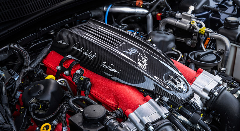 El Quattroporte cuenta con cuenta con una tapa de motor personalizada, con las firmas del equipo Fuoriserie y los ingenieros del proyecto. Foto. Maserati