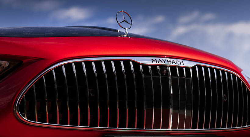 Los contornos de la parrilla del radiador están iluminados, al igual que el nombre de la marca. Foto:  Mercedes-Maybach 