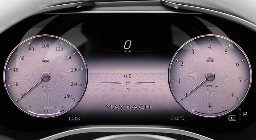 El panel de instrumentos digital y la pantalla multimedia central ajustable eléctricamente presentan animaciones de inicio y estilos de visualización específicos. Foto: Mercedes-Maybach