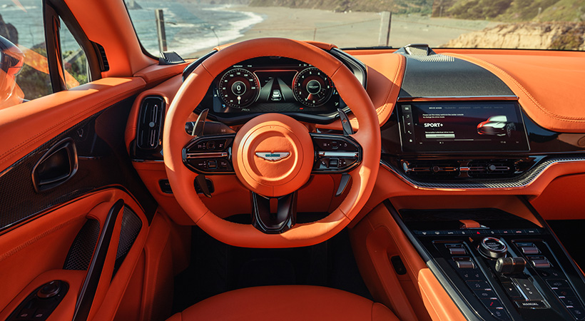 La cabina está bien aislada y noté el grosor de las puertas, que tienen que construir de esa manera para mantener la rigidez y sujetar las amplias curvas de los propios paneles. Foto: Aston Martin