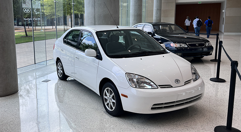 En el lobby del edificio principal hay una colección de autos clásicoa de la marca. Foto: Toyota