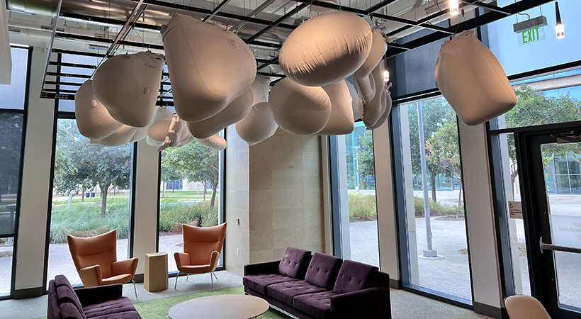 Un detalle muy especial: Bolsas de aire acondicionadas como lámnparas en una zona de descanso. Foto: Marcos Bureau