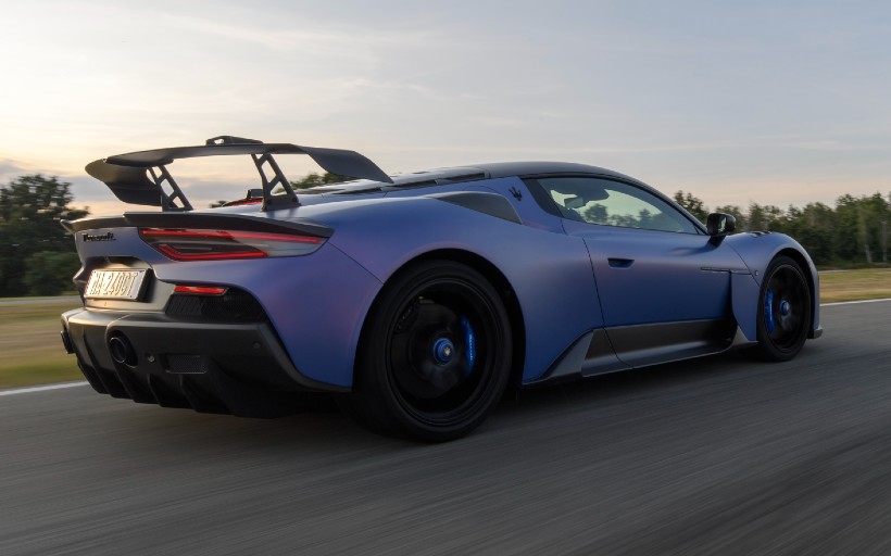 Gracias a su bajo peso y ajustes del motor, el Maserati GT2 Stradale puede acelerar de 0 a 62 mph en solo 2.8 segundos. Foto: Maserati