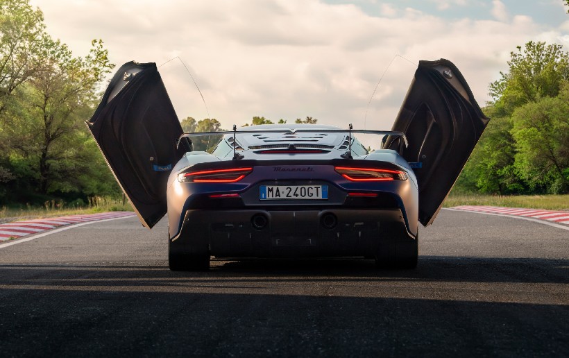 Gracias a sus genes deportivos, el GT2 Stradale echa mano de elementos que acentúan su estilo como, por ejemplo, entradas de aire más grandes. Foto: Maserati