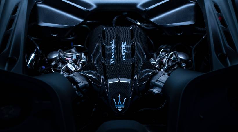 Bajo el capó tenemos el motor Nettuno V-6 biturbo de 3.0 litros que ha sido ajustado para desarrollar 631 caballos de fuerza. Foto: Maserati
