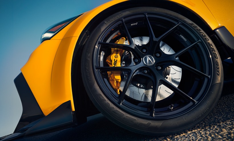 Los neumáticos originales fueron reemplazados por unos Pirelli P-Zero Trofeo Rs que envuelven nuevos rines forjados. Foto<: Acura