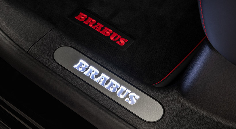 Para el interior, Brabus ofrece algunas opciones bastante atractivas, como pedales de aluminio, umbrales iluminados o alfombras, todo con el emblema del preparador. Foto: Brabus