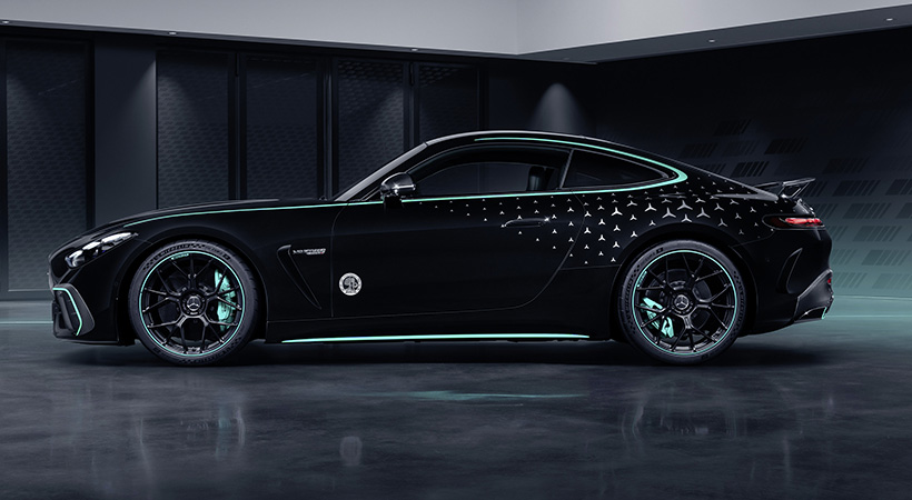 Basado en el Mercedes-AMG GT 63 Pro 4Matic+, este modelo se presenta con una pintura negra metalizada y detalles en verde característicos del equipo Petronas. Foto: Mercedes-AMG 