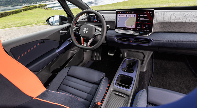 En el habitáculo, este auto eléctrico combina los tonos Rojo Flamígero, que simboliza el 