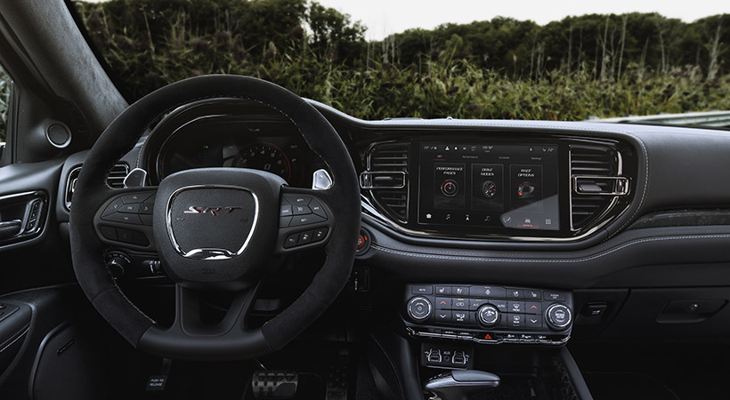 A nivel interior, contamos con pantalla táctil de 10.1 pulgadas con navegación y conectividad inalámbrica para Apple CarPlay y Android Auto. Foto: Dodge 