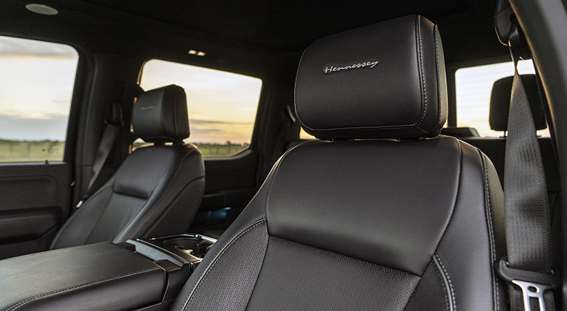 En el interior encontramos cabeceras con el logotipo bordado. Foto: Hennessey