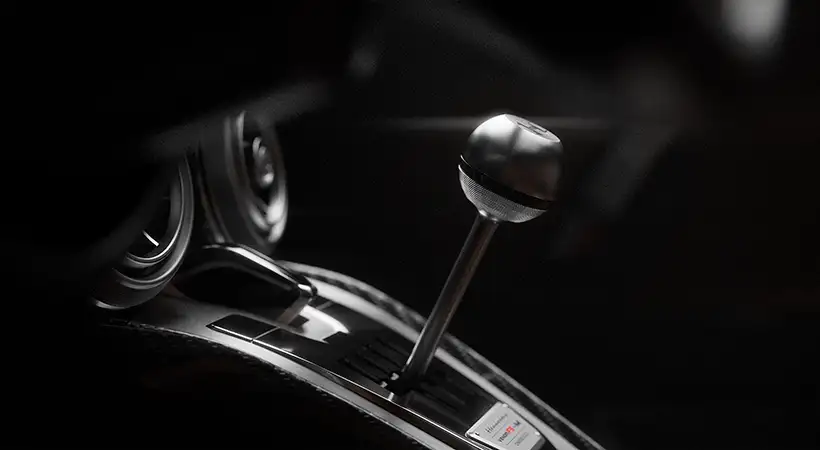 El interior ha sido renovado y el punto más destacado aquí es la palanca de cambios de aluminio y fibra de carbono. Foto: Hennessey
