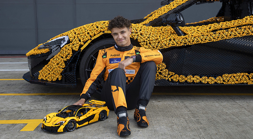 De acuerdo con el piloto de Fórmula 1, el coche se maneja bastante bien. Foto: Lego / Jeff Moore