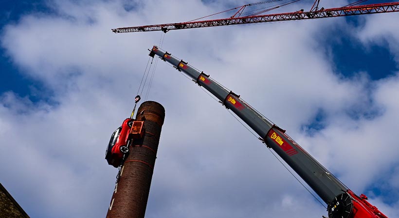 Fue necesario usar varias grúas para poder elevar la réplica del Qasqai a esa altura. Foto. Nissan