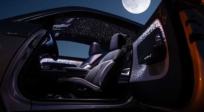 La carrocería del Spectre Lunaflair se complementa con un interior completamente personalizado en el cual dominan los tonos azul marino, blanco y rosa peonía en los asientos, las puertas y el techo Starlight. Foto: Rolls-Royce