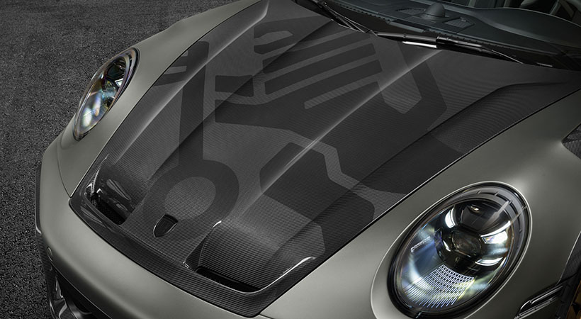 Al frente destaca el capó de fibra de carbono con el logotipo de Techart. Foto. Techart