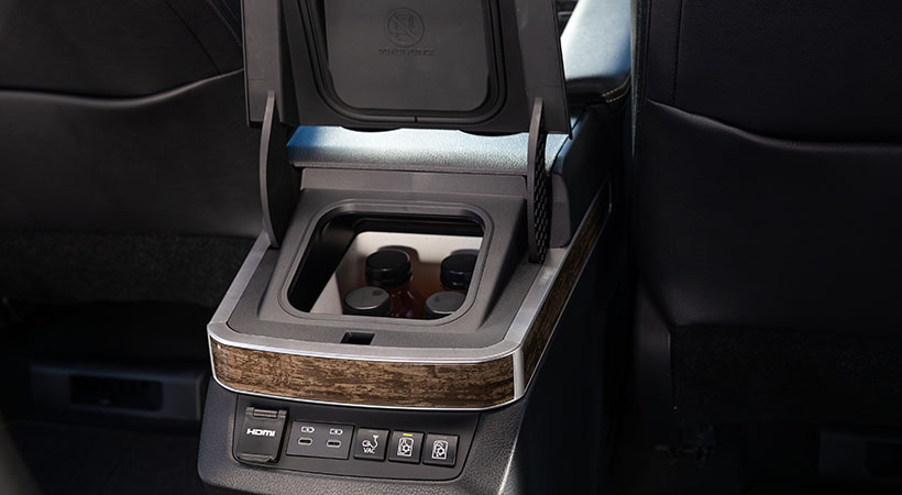 Un sistema de aspiradora y refrigerador está disponible en la versión Limited y es estándar en la Platinum, facilitando la limpieza rápida del vehículo y el enfriamiento de bebidas en la consola central. Foto: Toyota
