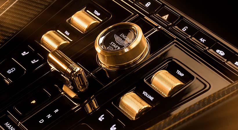 También tenemos detalles en oro de 18 quilates en los controles de la consola central. Foto: Aston Martin