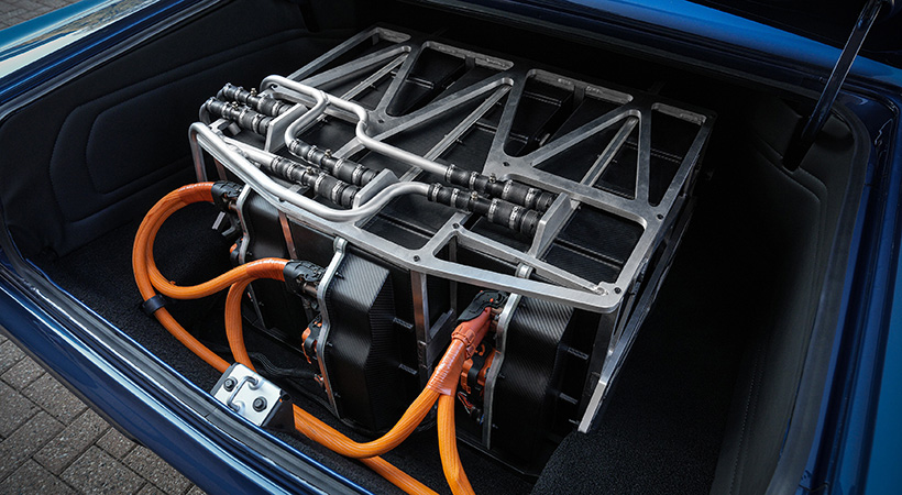 Cuatro baterías proveen la energía. Tres de ellas se han instalado en el maletero. Foto: Mopar