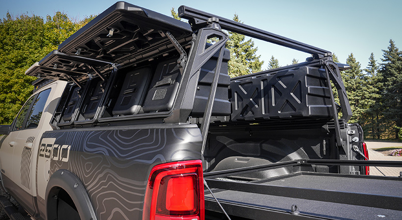 Encima de la caja encontramos un sistema de almacenamiento de Leitner Designs que permite transportar hasta ocho GearPODS, integrados en los lados superiores de la caja. . Foto: Mopar