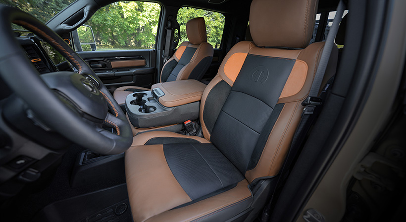 El interior cuenta con asientos personalizados de cuero premium Katzkin en tonos marrón y negro, con detalles en ante Raven y Mango, y costuras contrastantes en Copperhead Orange. Foto: Ram 