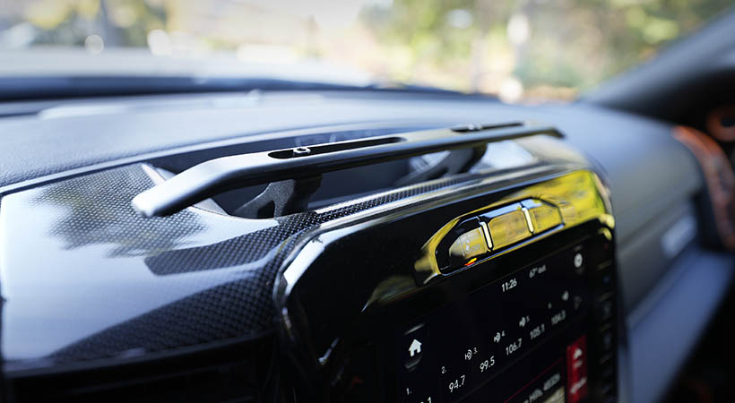 Ram 2500 Power Wagon Concept suma un riel de accesorios en el panel de instrumentos, que permite sujetar varios dispositivos móviles. Foto: Ram 