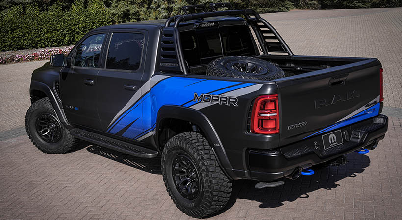 Este nuevo modelo de la línea Ram Sport luce gráficos laterales en azul Mopar que contrastan sobre su pintura negra metálica Diamond Black. Foto: Mopar