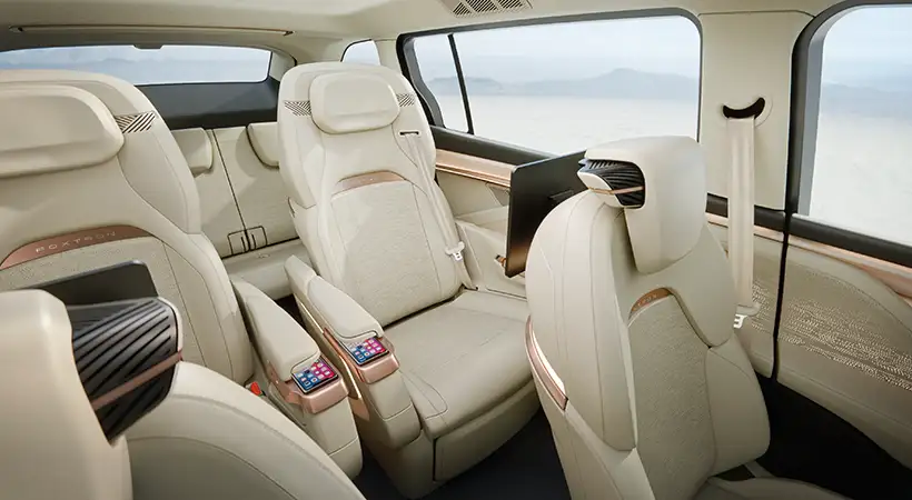 El interior ofrece espacio para siete pasajeros, organizados en un esquema de asientos 2+2+3, con asientos tipo capitán en la segunda fila. Foto: Foxtron