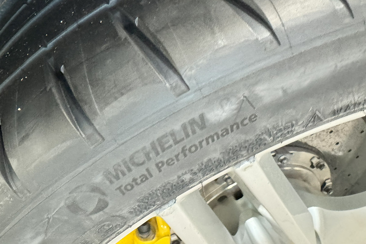 Este neumático tiene una clasificación de velocidad (Y), superior a las 186 mph, y ofrece una garantía de 30,000 millas. Foto: Camilo Alfaro