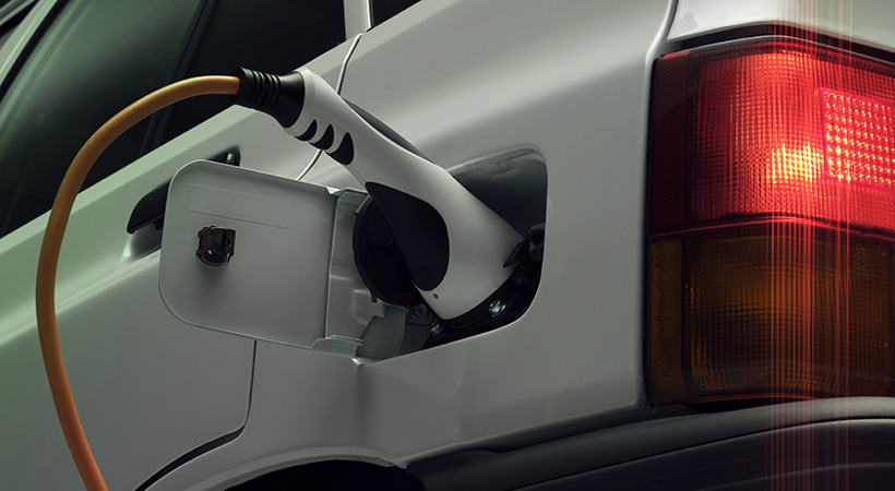 La toma de recarga está oculta bajo la tapa de combustible original. Foto: Kia