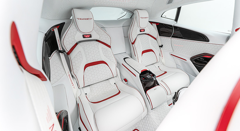 Los asientos posteriores también fueron modificados. Foto: Mansory