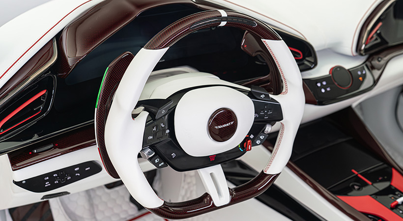 En el interior, el Mansory Pugnator mantiene la misma línea extravagante, con una atmósfera exótica y altamente personalizable. Foto: Mansory