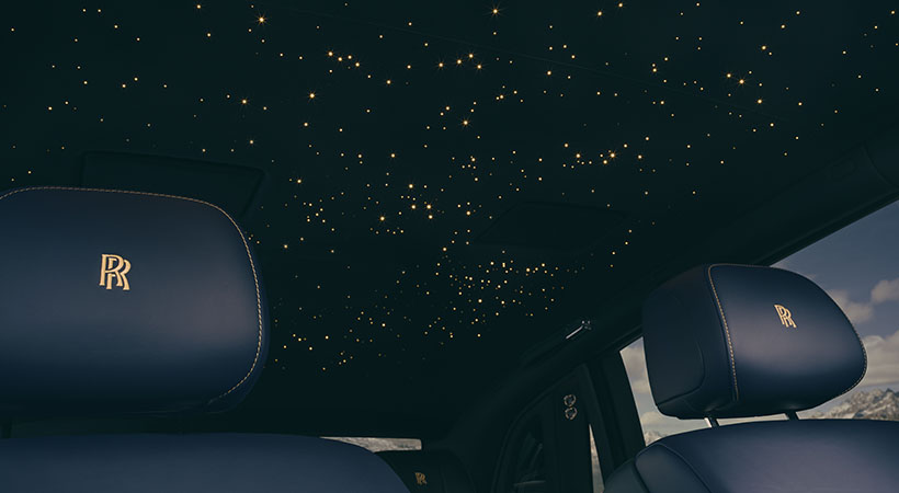 Además, el techo Starlight personalizado reproduce el cielo nocturno del Paso Furka el 11 de julio de 1964. Foto: Rolls-Royce