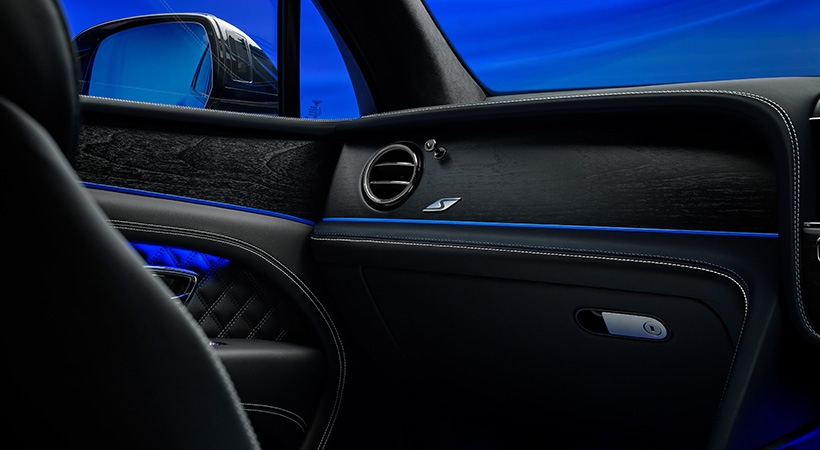 El tono azul también reíte en el tablero. Foto: Bentley