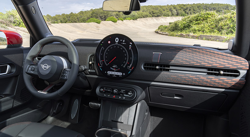 En el interior, el hatchback incorpora la nueva pantalla OLED circular, que ahora es estándar en toda la gama Mini. Foto: Mini
