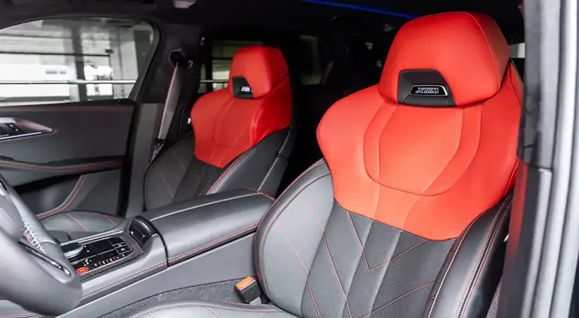 Los asientos son de cubo y han sido retapizados. Foto: Manhart