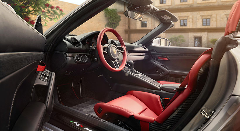 En el interior, el negro predomina en los paneles de las puertas, las rejillas de ventilación y el panel de instrumentos. Foto: Porsche