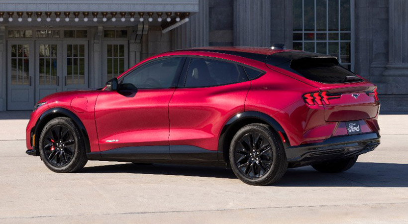 El SUV eléctrico estrena colores para el nuevo año modelo: Molten Magenta Metallic Tinted Clearcoat, Velocity Blue Metallic y Desert Sand. Foto: Ford