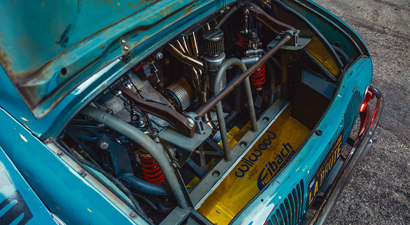 Justo detrás de los ocupantes delanteros se ubica un motor Volkswagen VR6 24v de 2.8L. Foto: Eneos