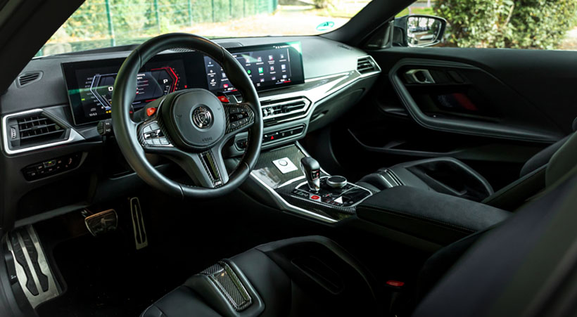 El interior cuenta con múltiples detalles de fibra de carbono. Foto: Manhart