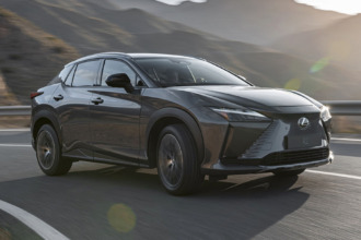 El Lexus RZ 2025 sorprende con un precio más bajo, pero manteniendo el mismo lujo y confort