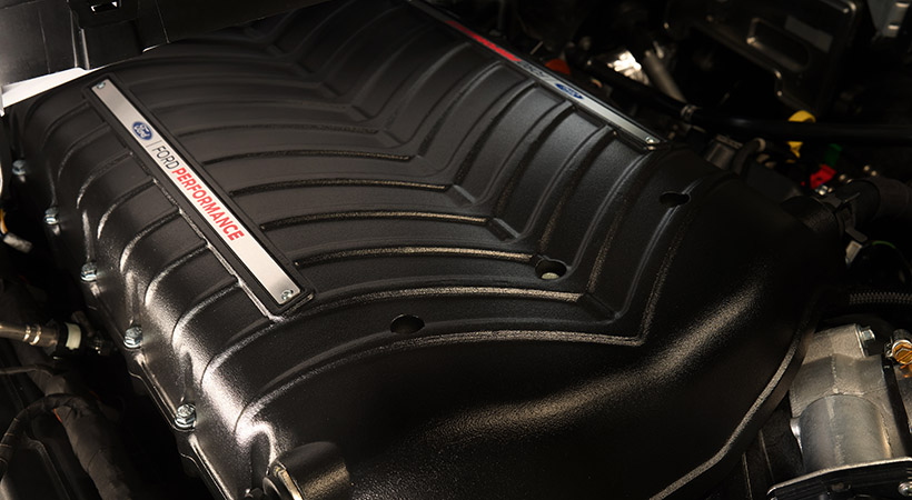 Bajo el capó, el motor V8 de 5.0 litros, ahora respira mucho mejor, gracias a un supercargador Whipple ajustado por Ford Performance Parts. Foto: Ford