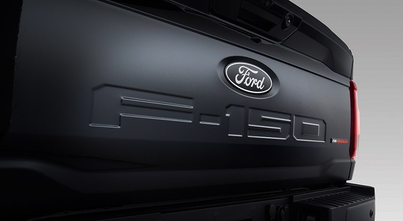 El color negro del exterior fue desarrollada especialmente para esta troca. Foto: Ford