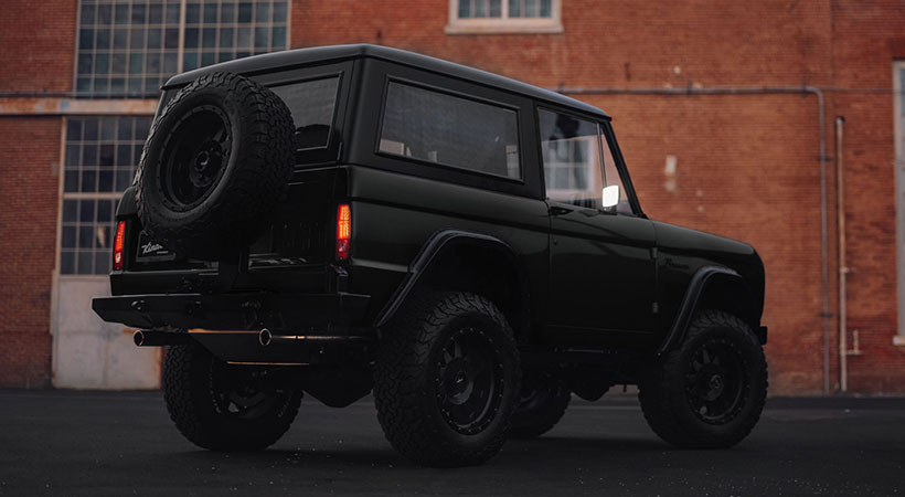 El exterior muestra pintura exclusiva “Black Ice” con acabado brillante. Foto: Kindred